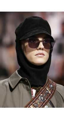 Details Christian Dior , Details Dior Fall 2018 Ready-to-Wear , Детали показа Кристиан Диор , Детали показа Диор осень зима 2018 , Fashion show , неделя моды в Париже , PFW , Мария Грация Кьюри , Mainstyles